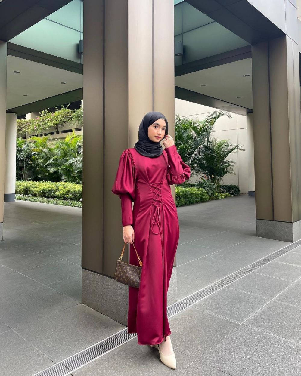 9 Ide Hijab Style dengan Dress Satin Polos ala Olivia Finda, Catchy!