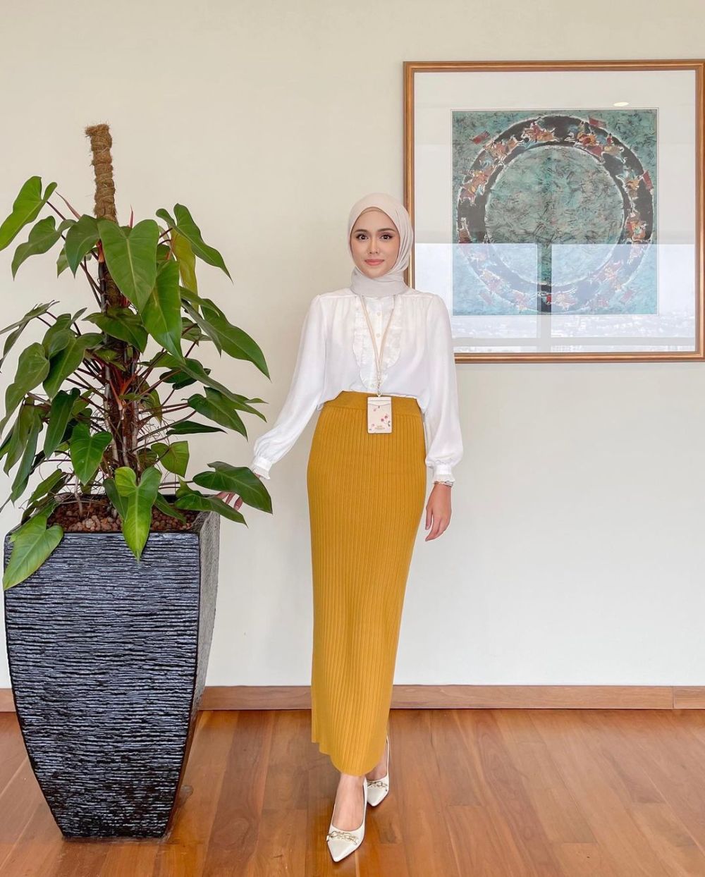 Inspirasi OOTD Hijab Ke Kantor Ala Tsuraya Nur, Chic!