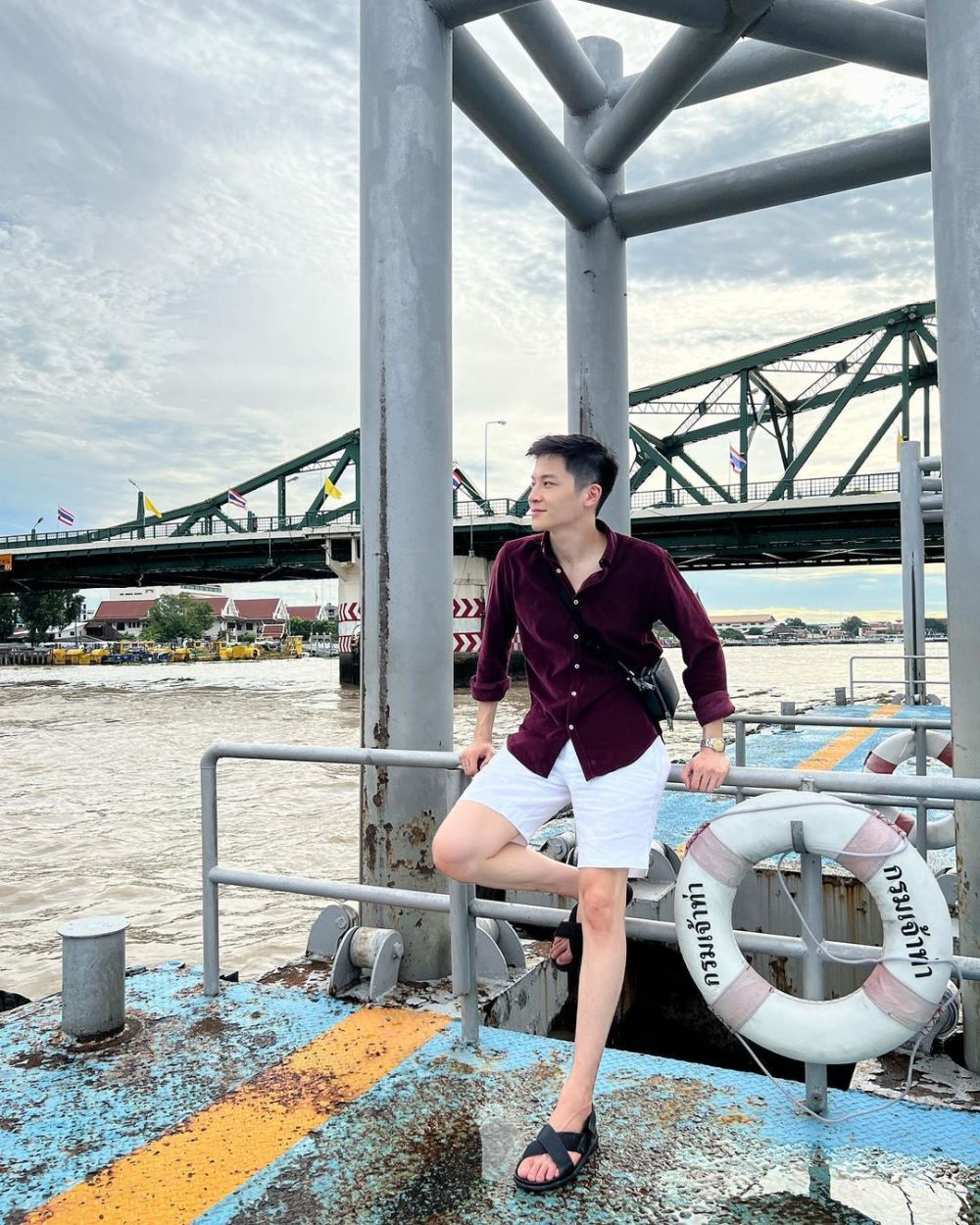 9 OOTD Santai March Chutavuth, Pas Banget Buat Liburan di Pantai