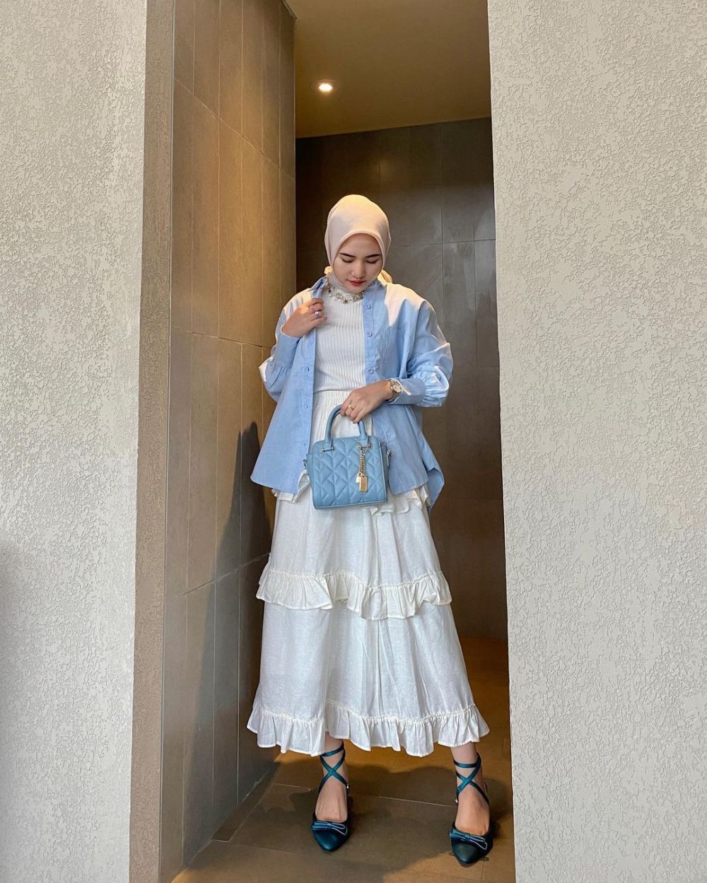 12 Ide Outfit Kantor Wanita Hijab dengan Warna Biru Ala Intan Ghazella