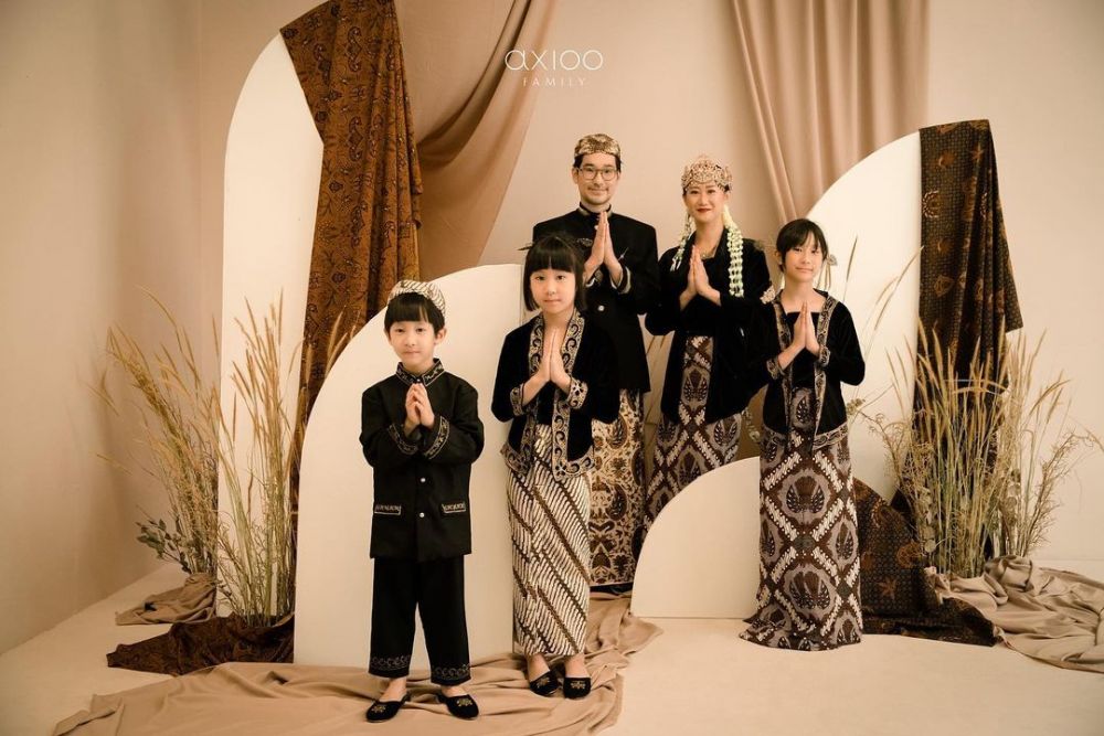 10 Outfit Ala Kimbab Family saat Musim Dingin hingga Adat Sunda  