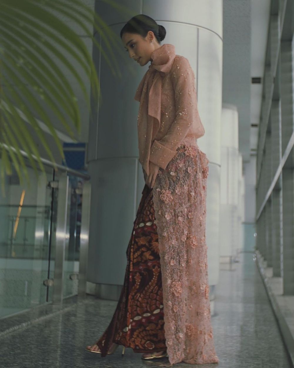 9 Adu Gaya Kebaya Aktris Muda Indonesia, Klasik hingga Modern!