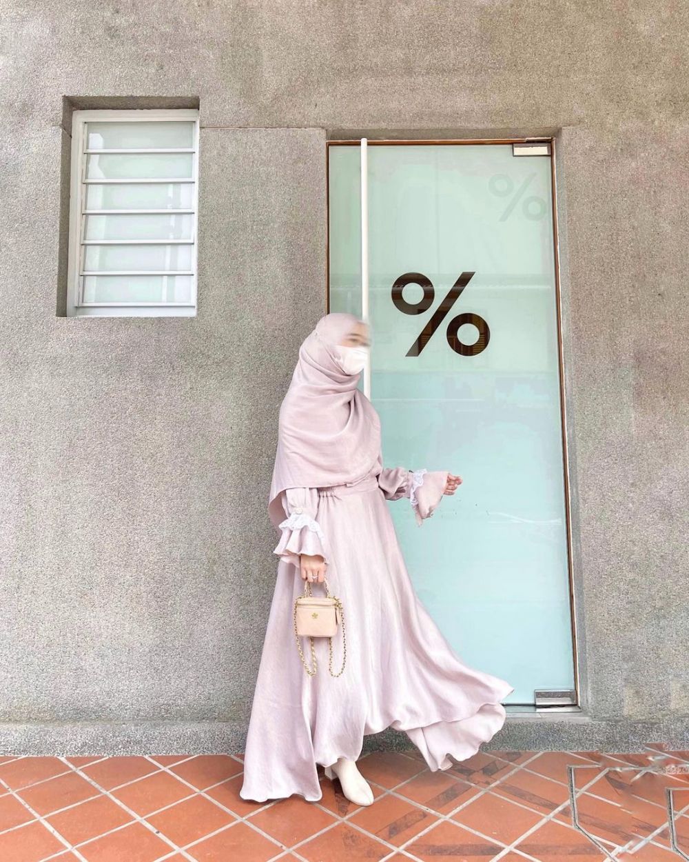 9 OOTD Hijab Syar'i Nuansa Warna Pink ala Windy Erlisa, Manis!