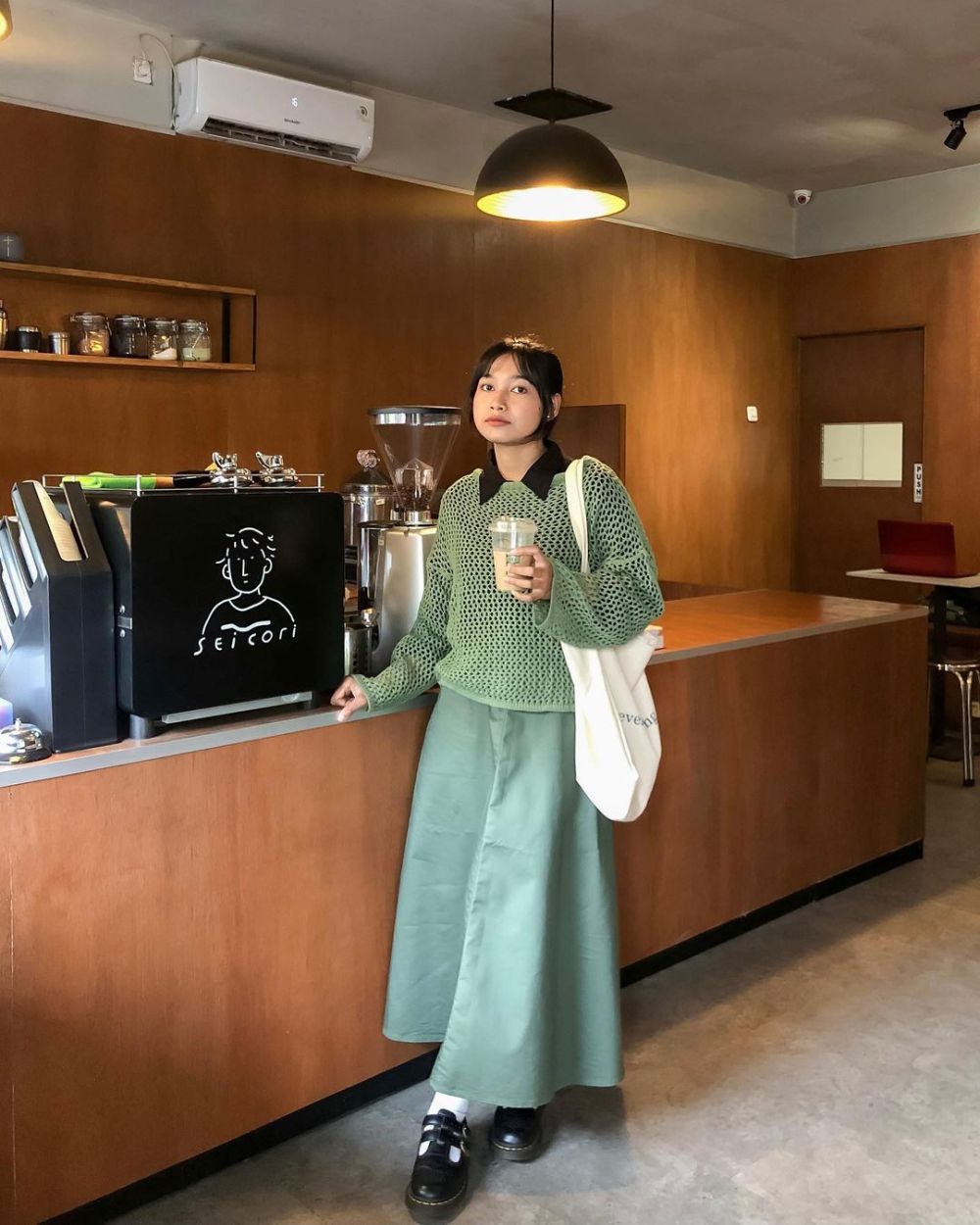 Ide OOTD Vintage: Berpetualang di Era Masa Lalu dengan Gaya