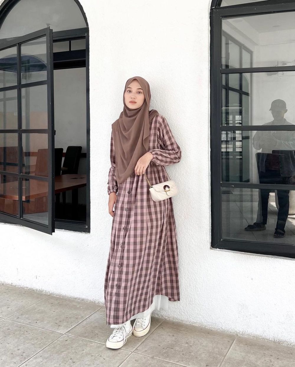 10 Ide Style Hijab dengan Outfit Plaid ala Nyimas Juniar, Simple!
