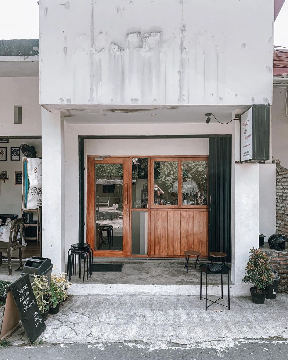 5 Kafe dengan Desain Minimalis di Jogja, Mungil tapi Super Cozy!