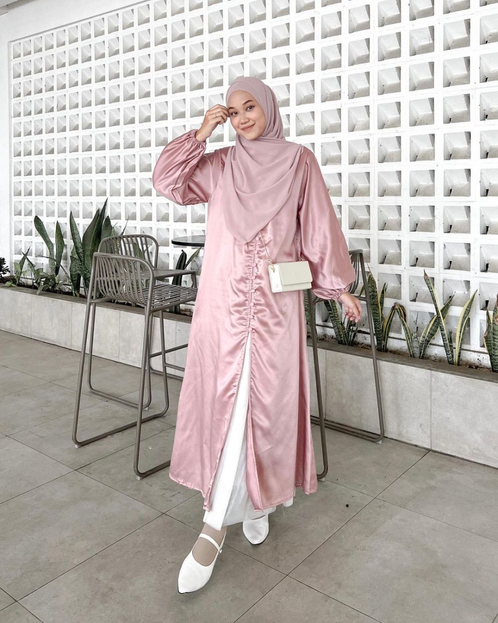 9 Mix and Match Style Hijab dengan Outfit Dress Pink ala Nyimas Juniar