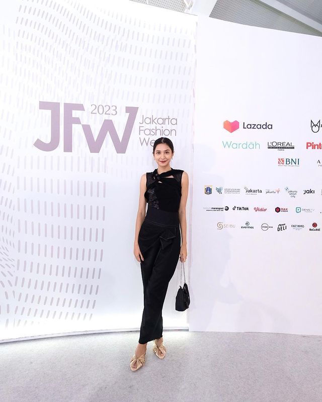 9 Inspirasi Dress Panjang ala Mikha Tambayong, Anggun Abis! 