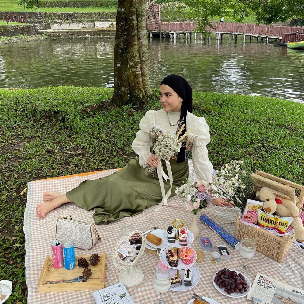 9 Gaya OOTD Piknik di Taman yang Cocok buat Hijabers, Ceria!