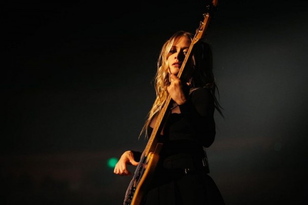 9 Potret Nicole Row Bassist Hits Band Panic At The Disco