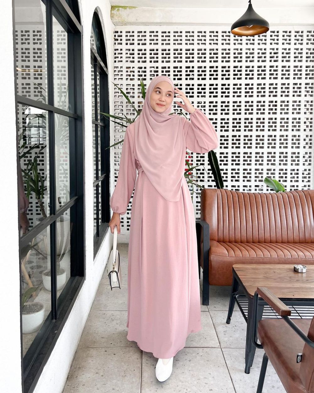 9 Mix and Match Style Hijab dengan Outfit Dress Pink ala Nyimas Juniar