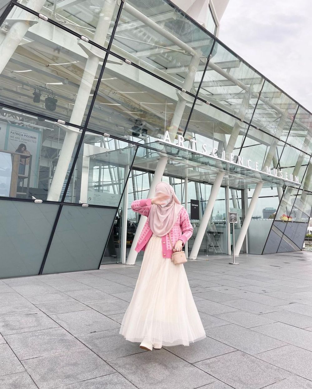 9 OOTD Hijab Syar'i Nuansa Warna Pink ala Windy Erlisa, Manis!