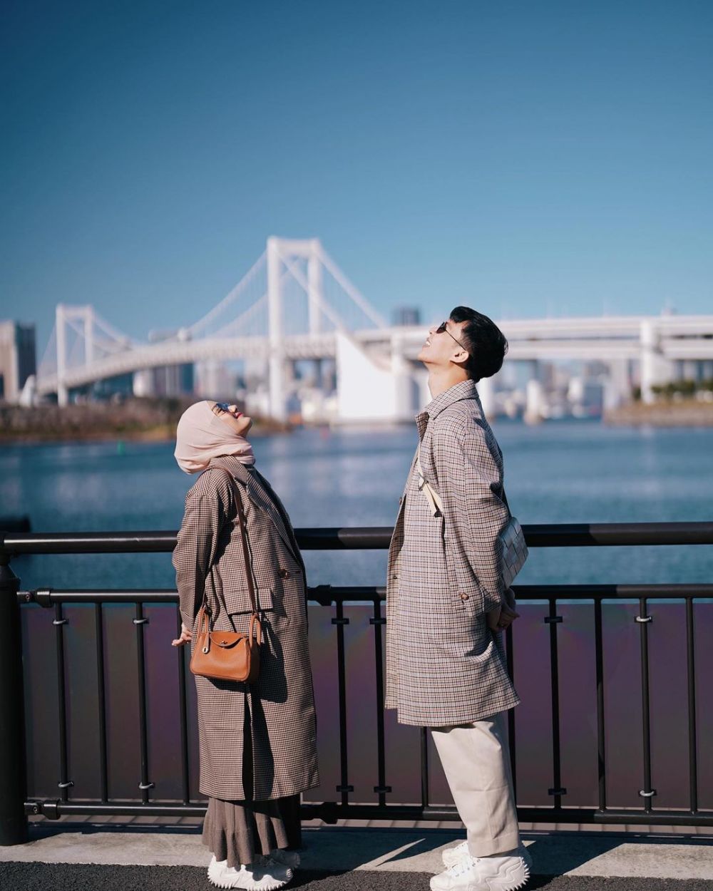 Inspirasi Outfit Couple ala Dinda Hauw dan Rey Mbayang, Keren!