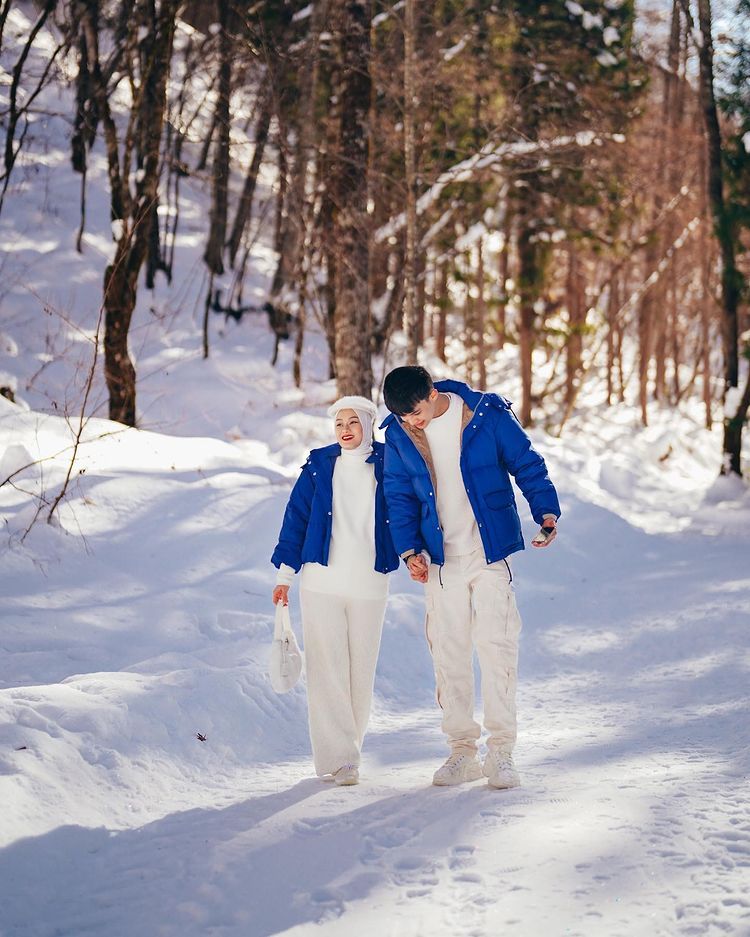 Inspirasi Outfit Couple ala Dinda Hauw dan Rey Mbayang, Keren!