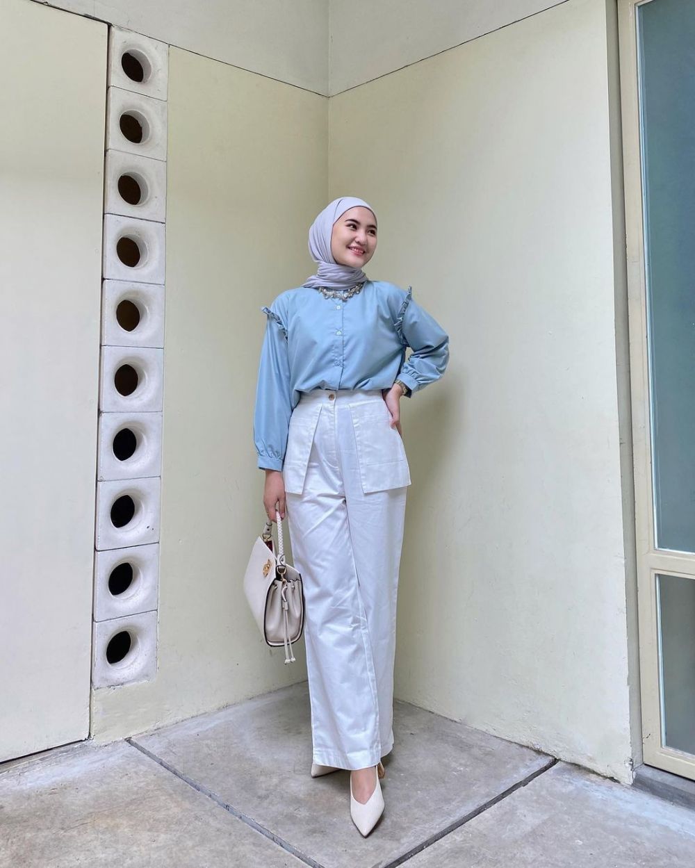 12 Ide Outfit Kantor Wanita Hijab dengan Warna Biru Ala Intan Ghazella