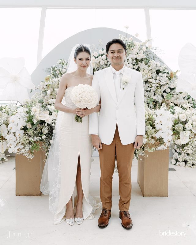 9 Inspirasi Dress Panjang ala Mikha Tambayong, Anggun Abis! 