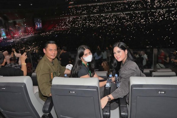 10 Potret Annisa-Agus Yudhoyono Nonton Konser Dewa 19, Ajak Sang Anak 