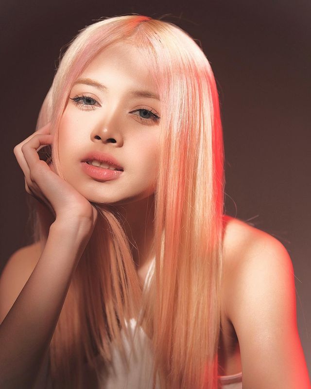10 Potret Feni Fitriyanti JKT48 Si Rambut Blonde, Bak Barbie Hidup 