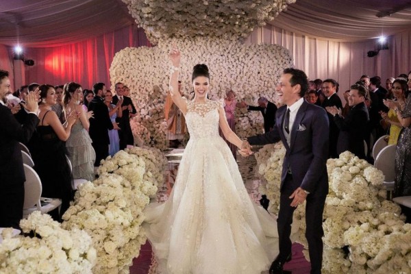 9 Potret Marc Anthony dan Nadia Ferreira, Pasangan Beda Generasi!