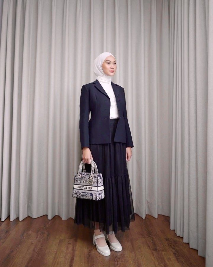 9 OOTD Hijab Monokrom ala Indah Nada Puspita, Modis Abis! 