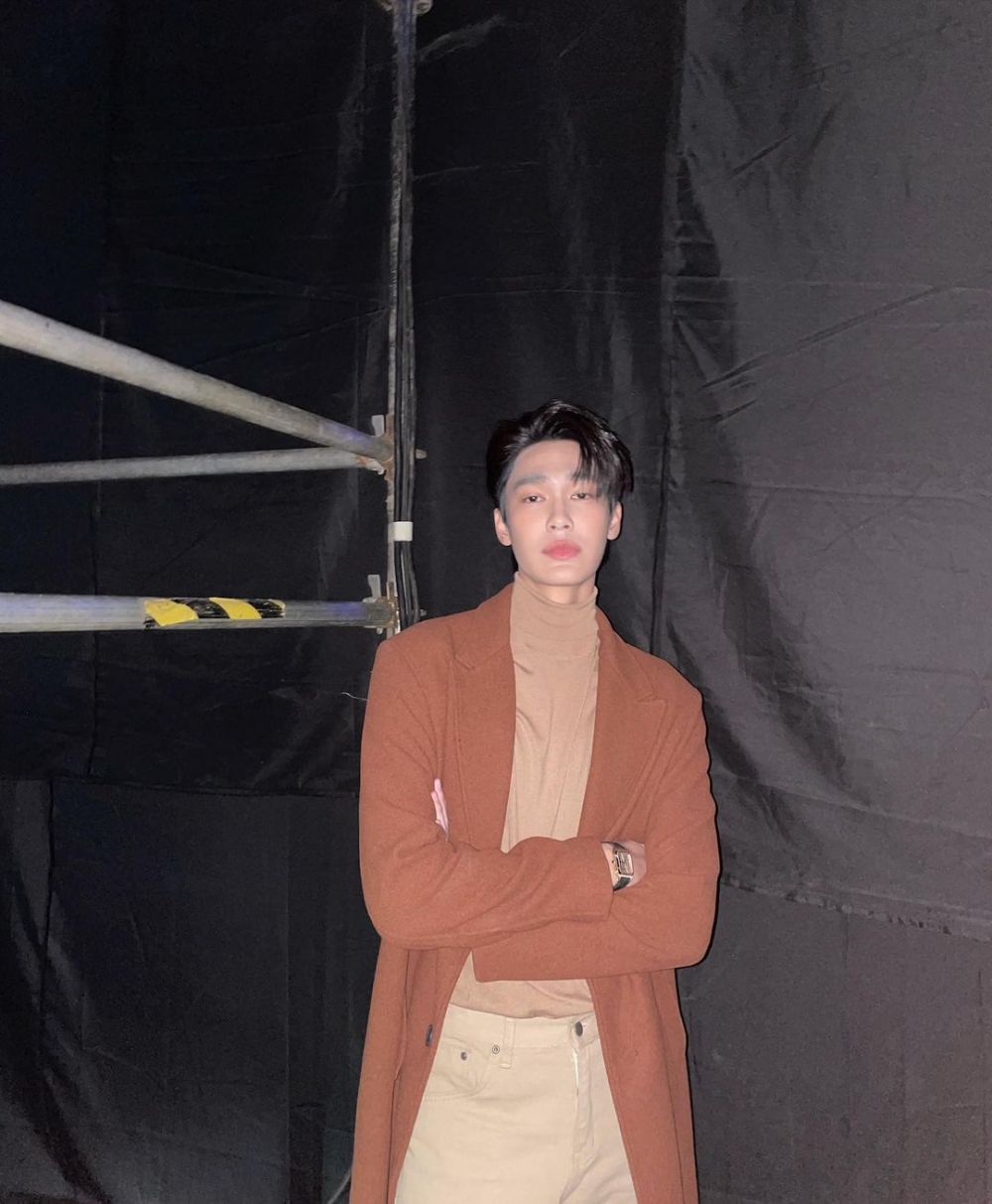 9 Ide Pose Effortless ala Dew Jirawat, Keren Tak harus Banyak Gaya