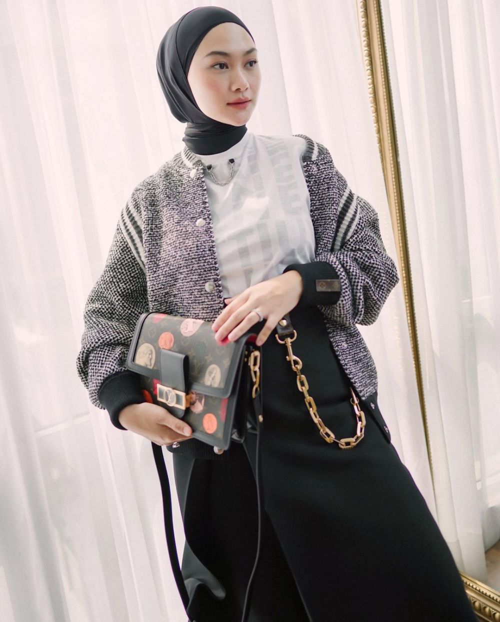 9 OOTD Hijab Monokrom ala Indah Nada Puspita, Modis Abis! 