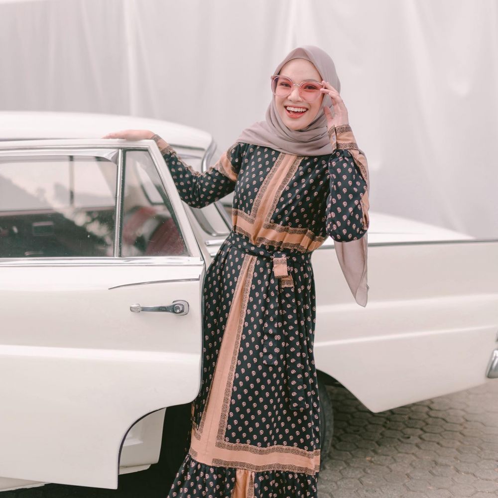 9 Inspirasi Outfit Hijab Nuansa Hitam ala Ananza Prili, Cool OOTD!