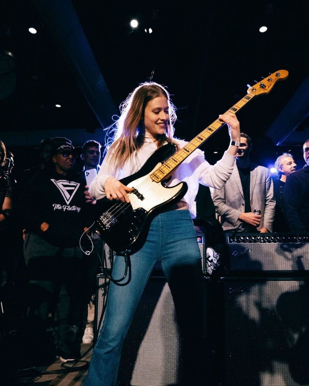 9 Potret Nicole Row Bassist Hits Band Panic At The Disco