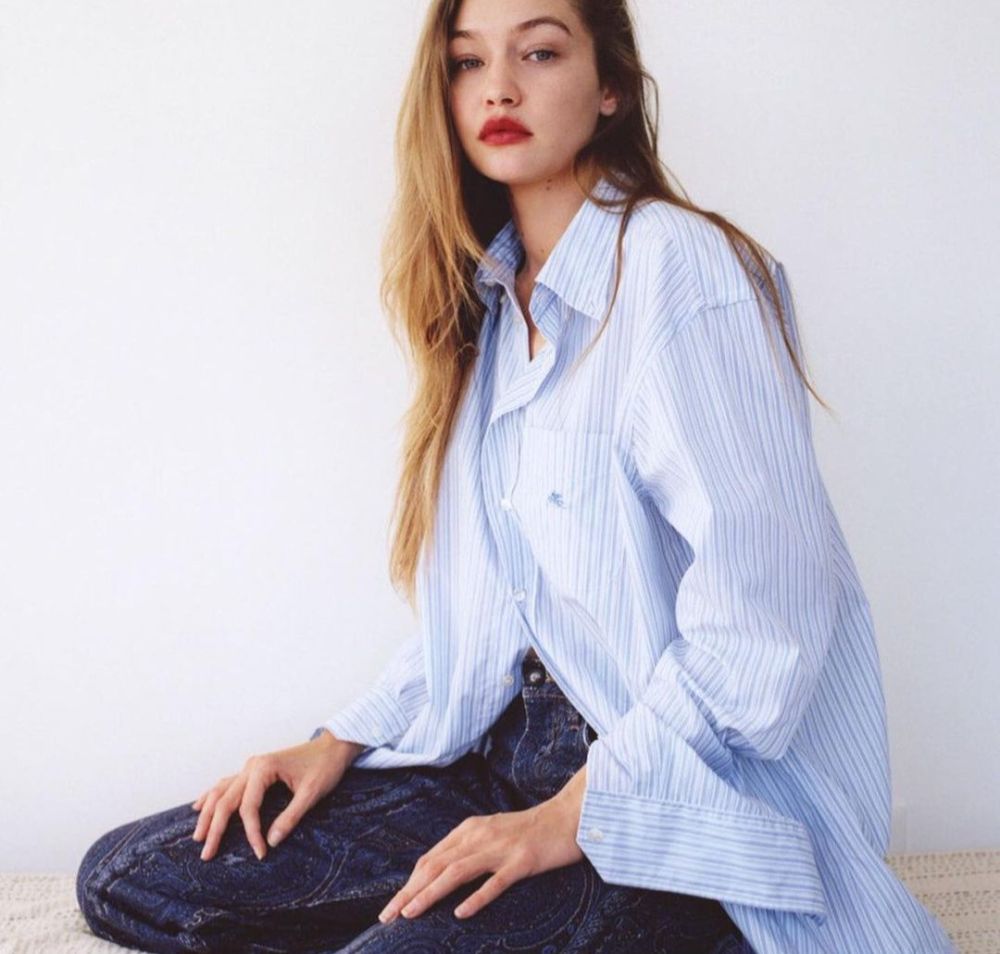 10 Ide Daily Outfit ala Gigi Hadid, Nyaman dan Anti Boring!