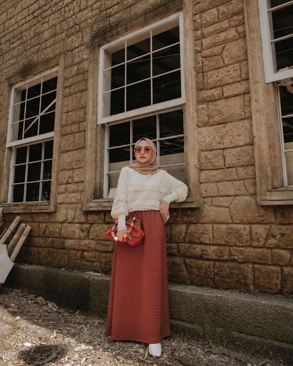 9 Inspirasi OOTD Hijab Nuansa Cokelat ala Nisa Cookie, Aesthetic!