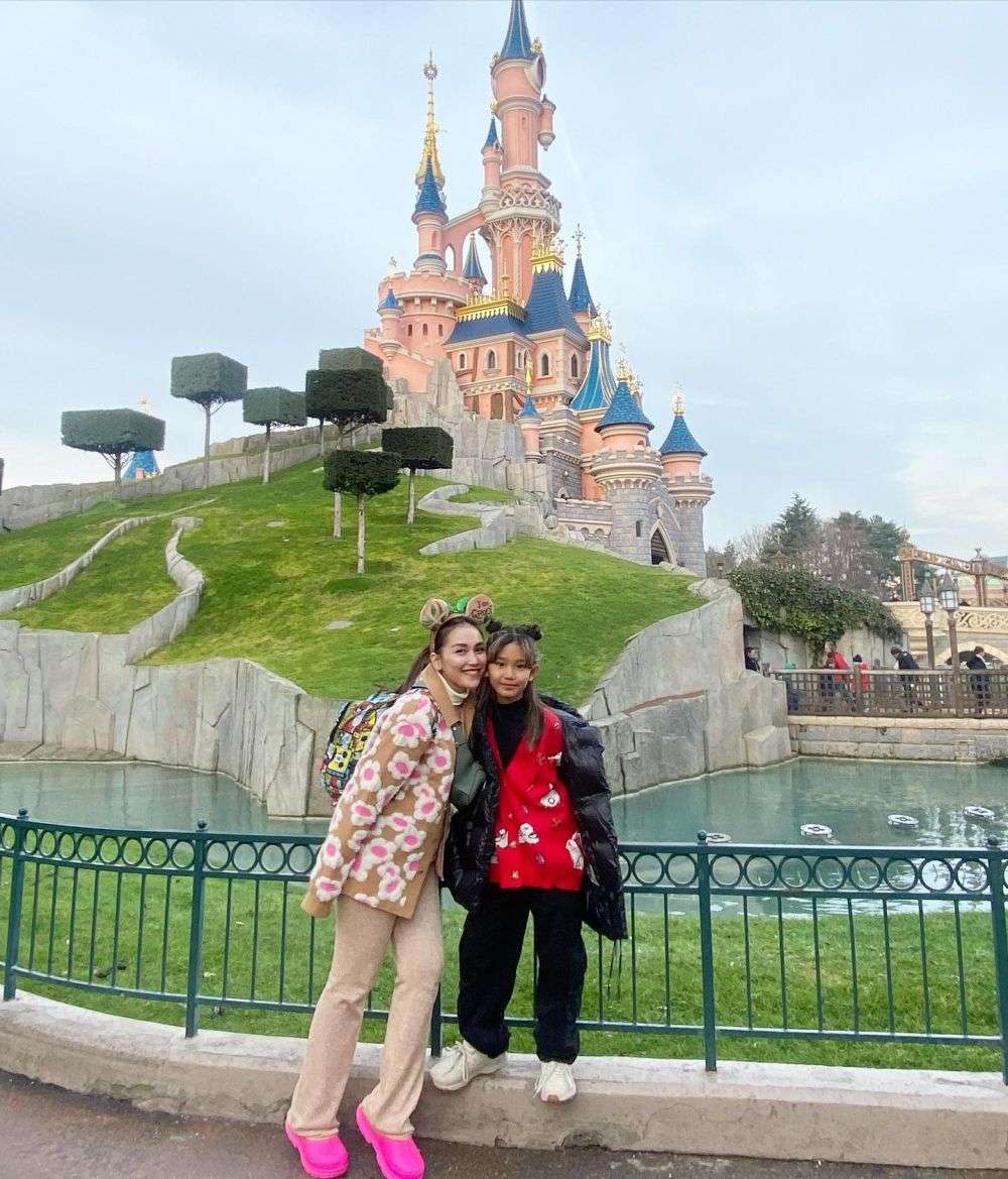 10 Potret Liburan Ayu Ting Ting Di Disneyland Paris