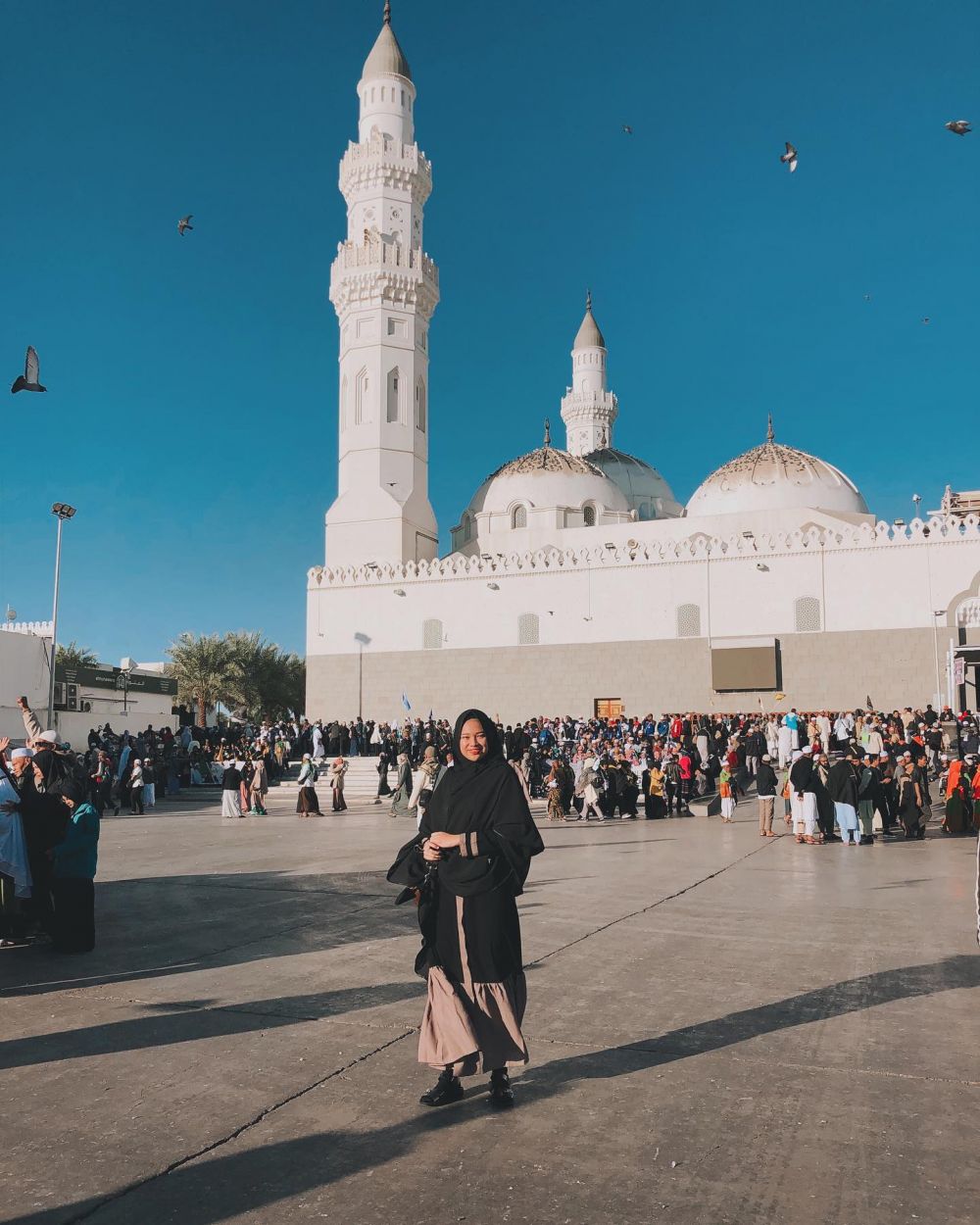 9 Inspirasi Outfit Hijab Nuansa Hitam ala Ananza Prili, Cool OOTD!