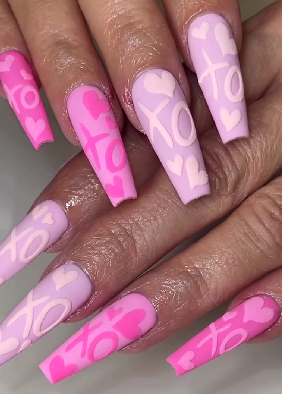 48 Inspirasi Desain Nail Art Tema Love yang Catchy tapi Simpel Lho