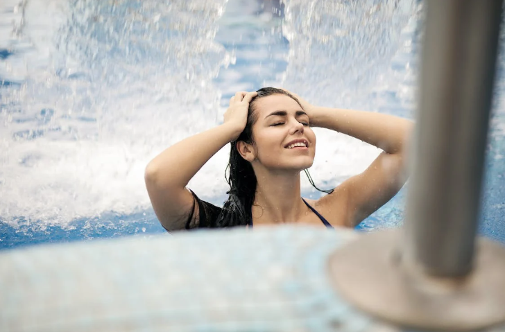 8 Tips Lindungi Rambut Agar Tak Rusak saat Berenang 