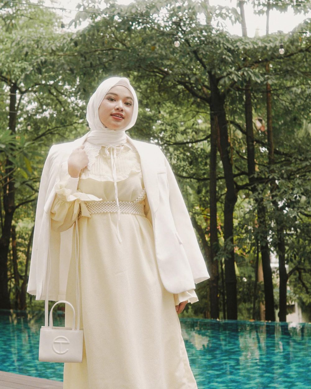 9 Potret OOTD Hijab Pastel ala Ananza Prili, Cocok Untuk Kondangan!