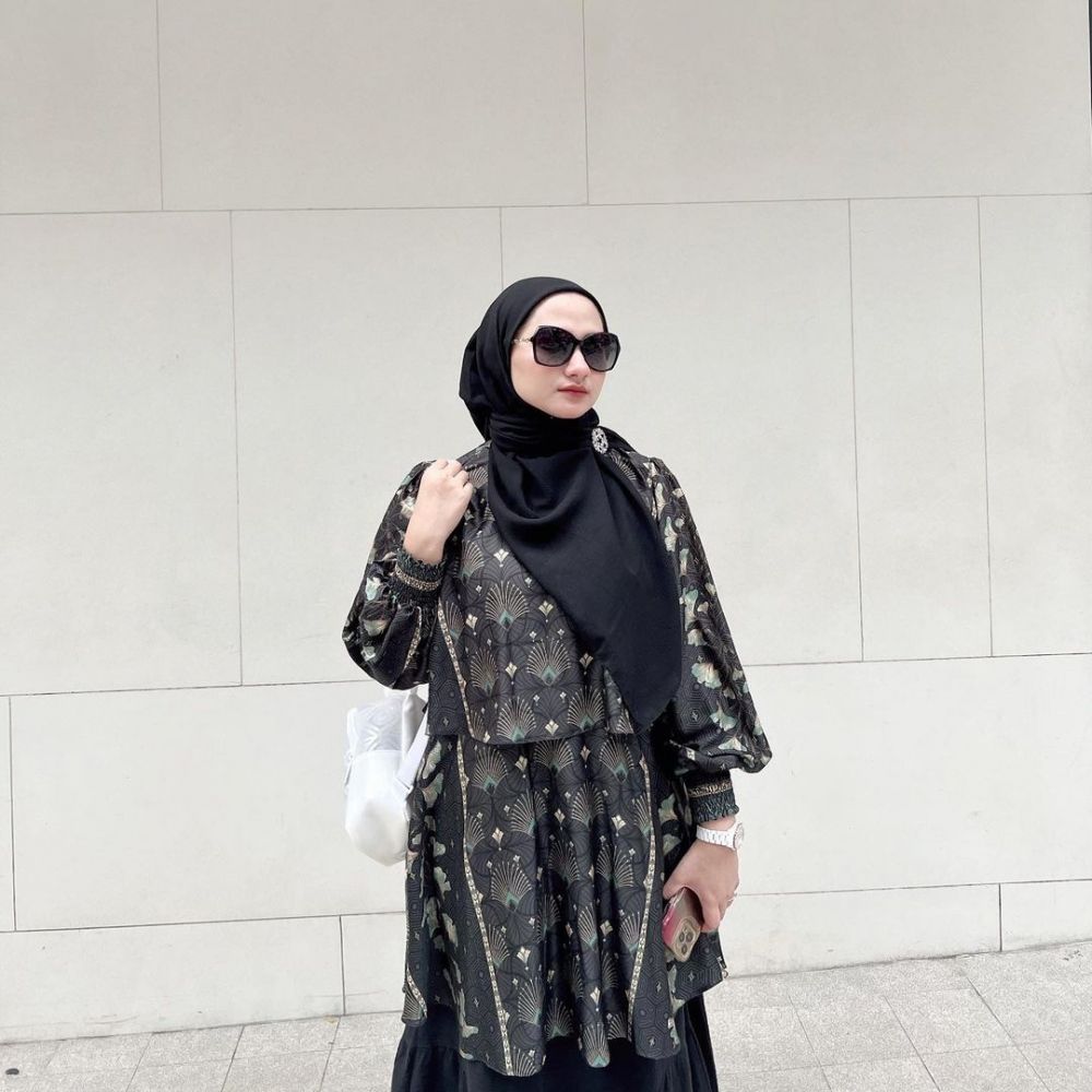 9 Inspirasi Padu Padan Busana Artis Gaya Cewek Mamba dengan Hijab