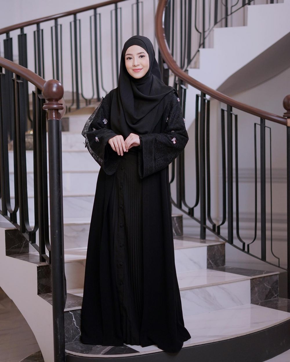 9 Inspirasi Padu Padan Busana Artis Gaya Cewek Mamba dengan Hijab