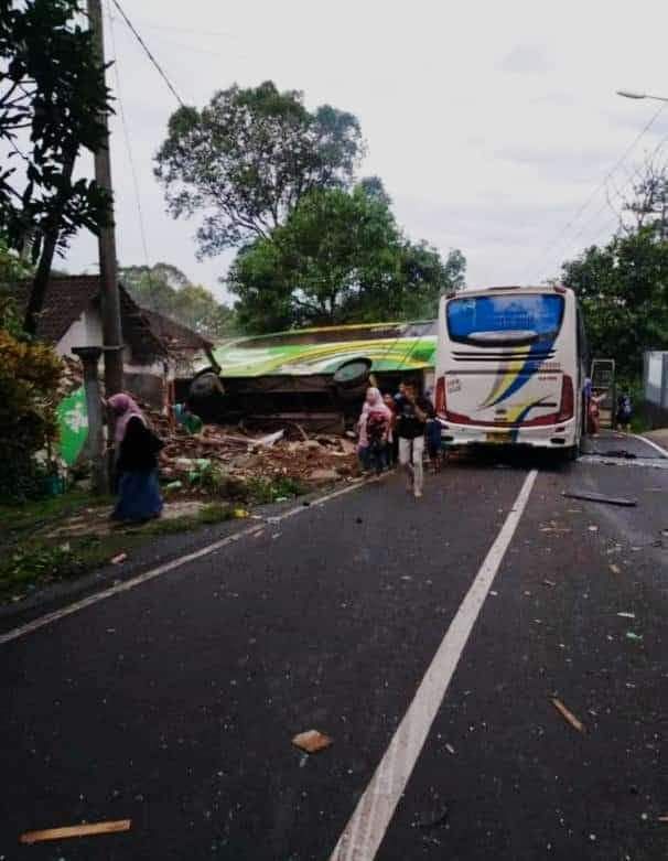 Bus Rombongan TK Tabrak Rumah Warga di Pasuruan
