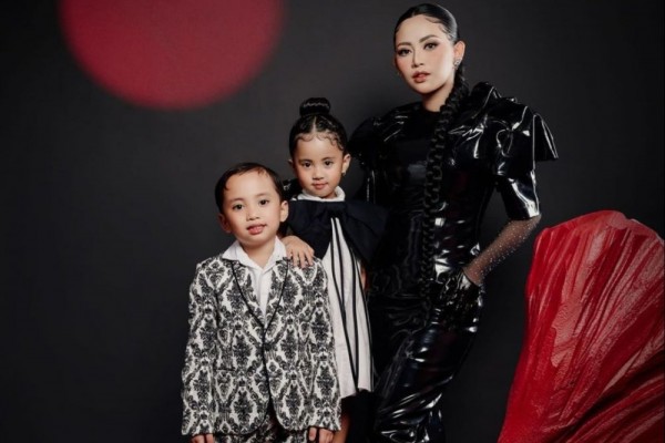 10 Potret Rachel Vennya di Photoshoot Terbaru, bareng Chava dan Xabiru