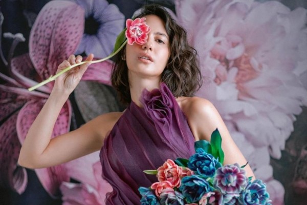 10 Potret Pevita Pearce di Photoshoot Terbaru, Berkonsep Flora