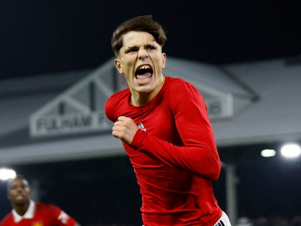 Garnacho Beri Hadiah Fans Cilik Sepatu Saat Cetak Gol Salto