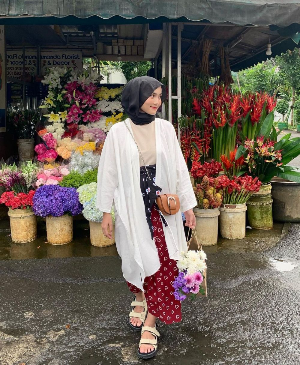 10 Ide Styling Atasan Warna Putih Untuk Ootd Hijab