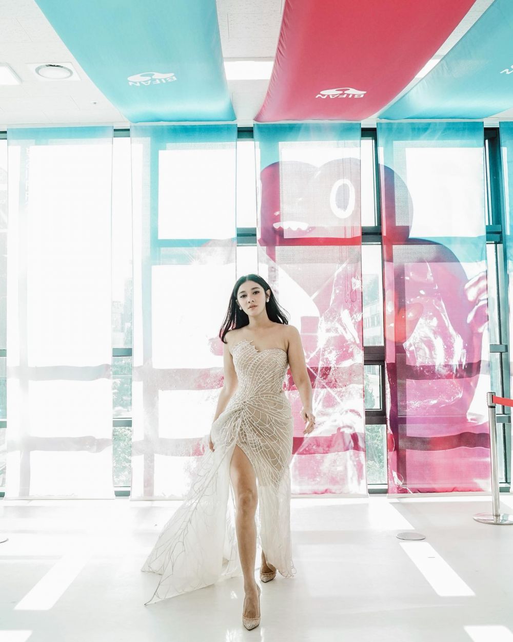 15 Inspirasi Dress ala Naysila Mirdad, Terlihat Anggun! 
