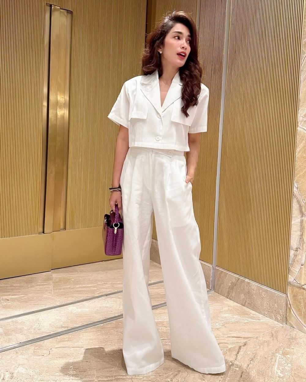10 Inspirasi Padu Padan Outfit Putih ala Ussy Sulistiawaty, Bersinar!