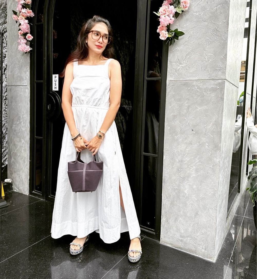 10 Inspirasi Padu Padan Outfit Putih ala Ussy Sulistiawaty, Bersinar!