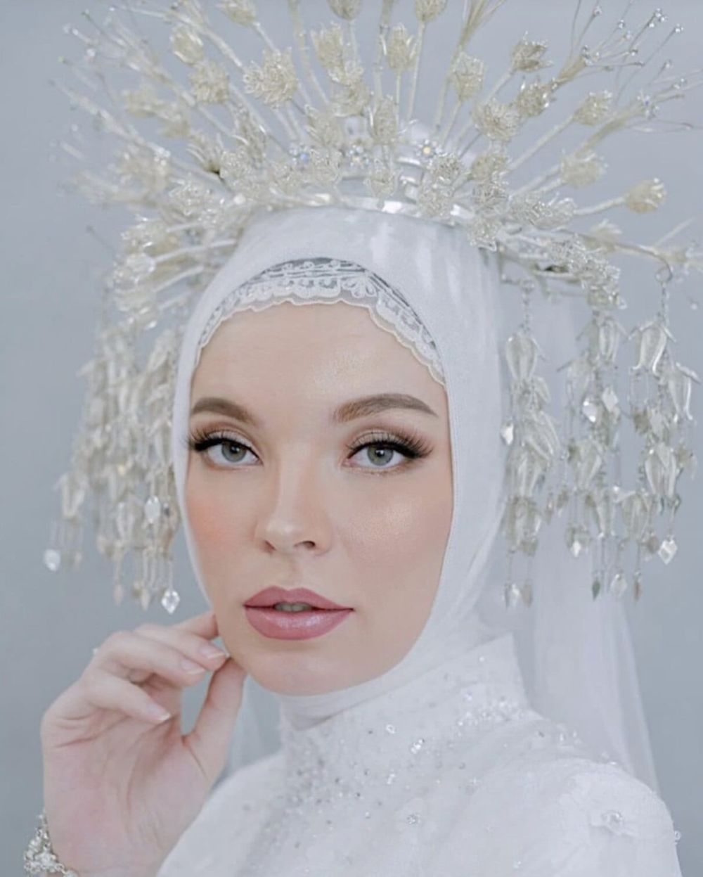 9 Inspirasi Gaya Hijab Wedding Stunning