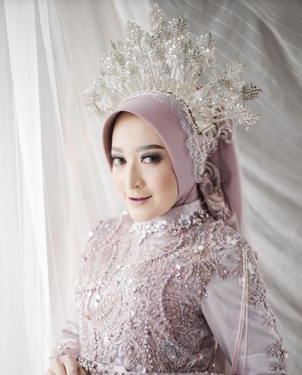 9 Inspirasi Gaya Hijab Wedding, Tampil Menawan di Hari Spesial