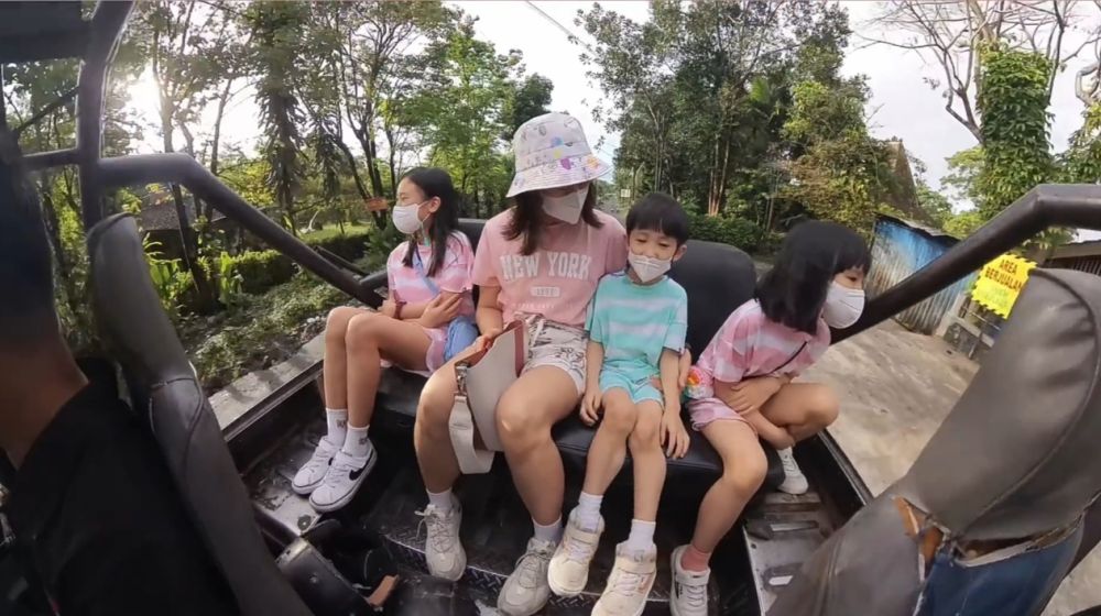 10 Potret Kimbab Family di Jogja, Piknik ke Kaki Gunung Merapi!