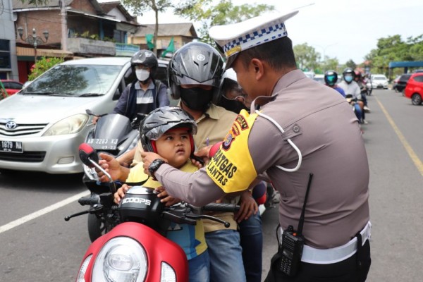 Operasi Keselamatan Progo 2023, Petugas Bagikan Helm hingga Bunga