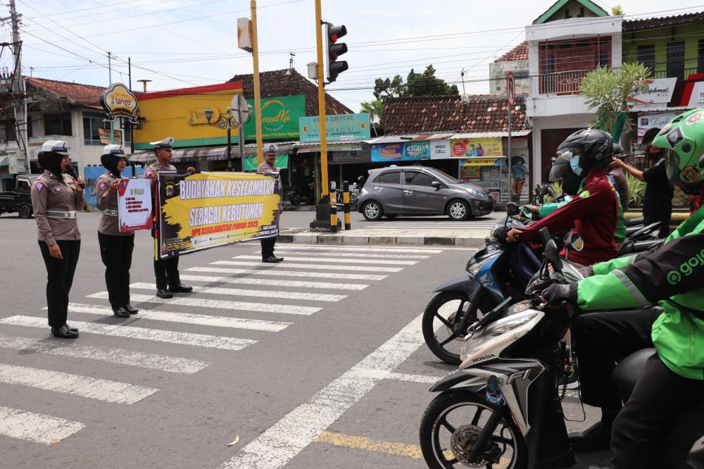 Operasi Keselamatan Progo 2023, Petugas Bagikan Helm hingga Bunga